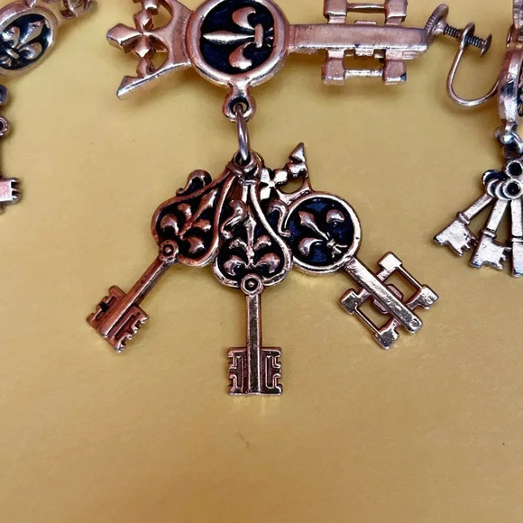 Vintage 50s Gold Plated Fleur de Lis Keys Brooch and Screwback Earrings - Picture 7 of 7
